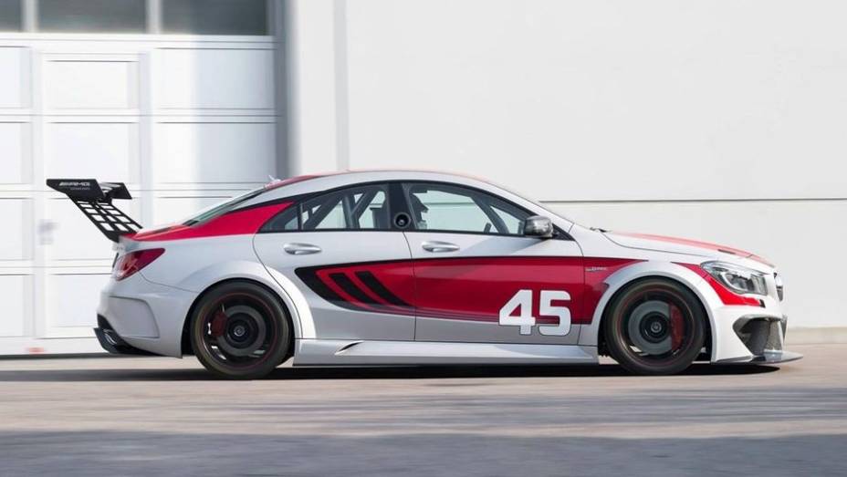Ainda não foram revelados dados relativos à motorização, mas sabe-se que a Mercedes poderá, até mesmo, criar uma nova categoria de automobilismo, exclusiva para o CLA45 AMG Racing Series | <a href="https://gutenberg.quatrorodas.abril.com.br/saloes/frankfurt/2013/mer" rel="migration"></a>