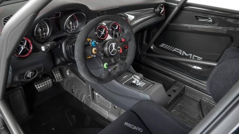 ...com direito a banco Recaro para o piloto, ausência de banco de passageiro e vasta utilização de materiais leves | <a href="https://gutenberg.quatrorodas.abril.com.br/saloes/frankfurt/2013/mercedes-benz-cla45-amg-racing-series-752346.shtml" rel="migration">Leia mais</a>