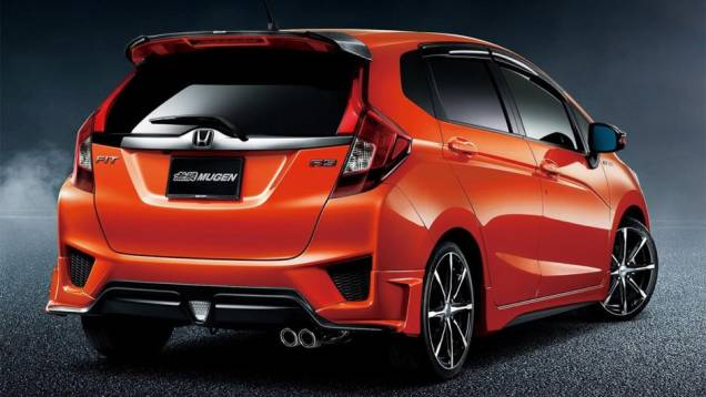 Novo kit conta com carenagem aerodinâmica que inclui spoiler traseiro, soleiras e para-choque traseiro com difusor,| <a href="https://gutenberg.quatrorodas.abril.com.br/noticias/fabricantes/mugen-oficializa-pacote-customizacao-honda-fit-2014-752853.shtml" rel="migration"></a> Novo kit conta com carenagem aerodinâmica que inclui spoiler traseiro, soleiras e para-choque traseiro com difusor,| <a href="https://gutenberg.quatrorodas.abril.com.br/noticias/fabricantes/mugen-oficializa-pacote-customizacao-honda-fit-2014-752853.shtml" rel="migration"></a>