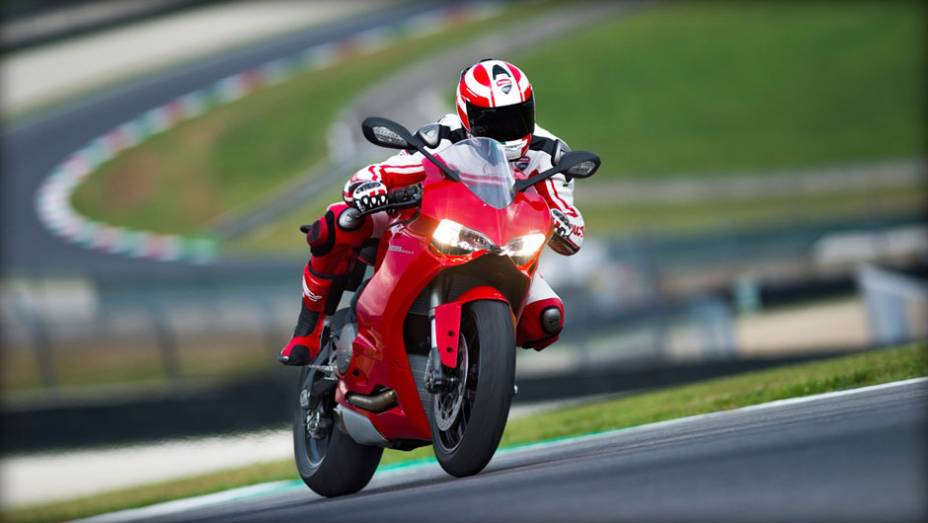 Proposta da motocicleta é ser uma superbike mais acessível | <a href="https://gutenberg.quatrorodas.abril.com.br/moto/noticias/ducati-apresenta-899-panigale-frankfurt-753568.shtml" rel="migration">Leia mais</a>