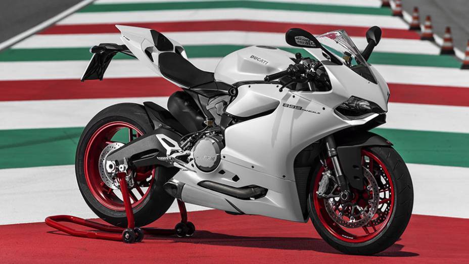 A diferen&ccedil;a mais not&aacute;vel para a 1199 &eacute; o motor de dois cilindros Superquadro amansado, que faz 148 cavalos de pot&ecirc;ncia e 10 mkgf de torque | <a href="https://gutenberg.quatrorodas.abril.com.br/moto/noticias/ducati-apresenta-899-panigale-frankfurt-753568.shtml" rel="migration">Leia</a>