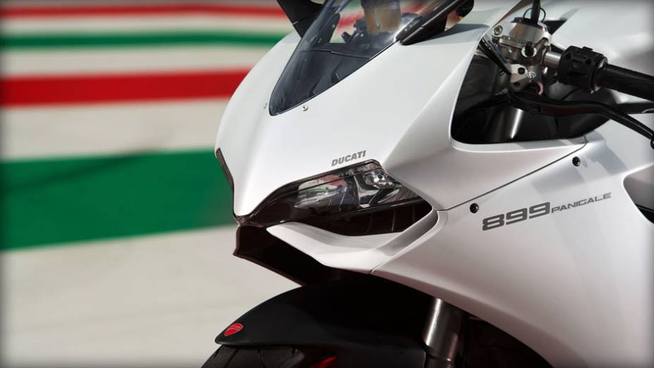 Detalhe da carenagem dianteira | <a href="https://gutenberg.quatrorodas.abril.com.br/moto/noticias/ducati-apresenta-899-panigale-frankfurt-753568.shtml" rel="migration">Leia mais</a>