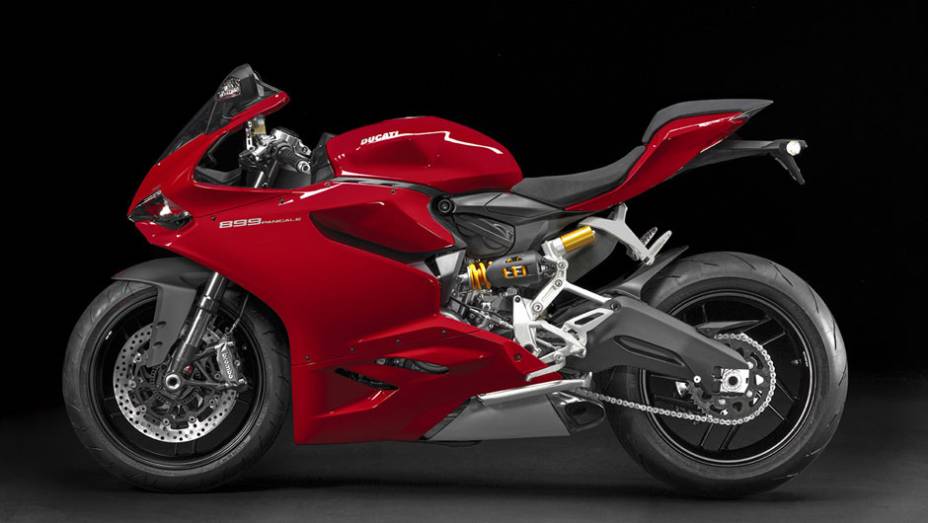 Apesar da diminuição na potência, a Ducati 899 Panigale foi feita para as pistas e também inclui muitos dos equipamentos eletrônicos presentes na 1199 | <a href="https://gutenberg.quatrorodas.abril.com.br/moto/noticias/ducati-apresenta-899-panigale-frankfurt-753568." rel="migration"></a>