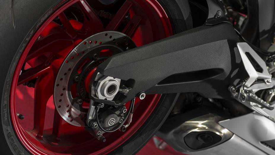 Detalhe do braço oscilante | <a href="https://gutenberg.quatrorodas.abril.com.br/moto/noticias/ducati-apresenta-899-panigale-frankfurt-753568.shtml" rel="migration">Leia mais</a>