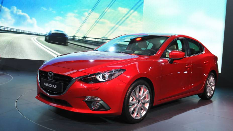 Mazda 3 | <a href="https://gutenberg.quatrorodas.abril.com.br/saloes/frankfurt/2013/mazda3-752102.shtml" rel="migration">Leia mais</a> | <a href="https://gutenberg.quatrorodas.abril.com.br/galerias/saloes/frankfurt/2013/direto-frankfurt-2013-2-753558.shtml" rel="migration">Direto de Frankfurt 2013 - parte 2</a>