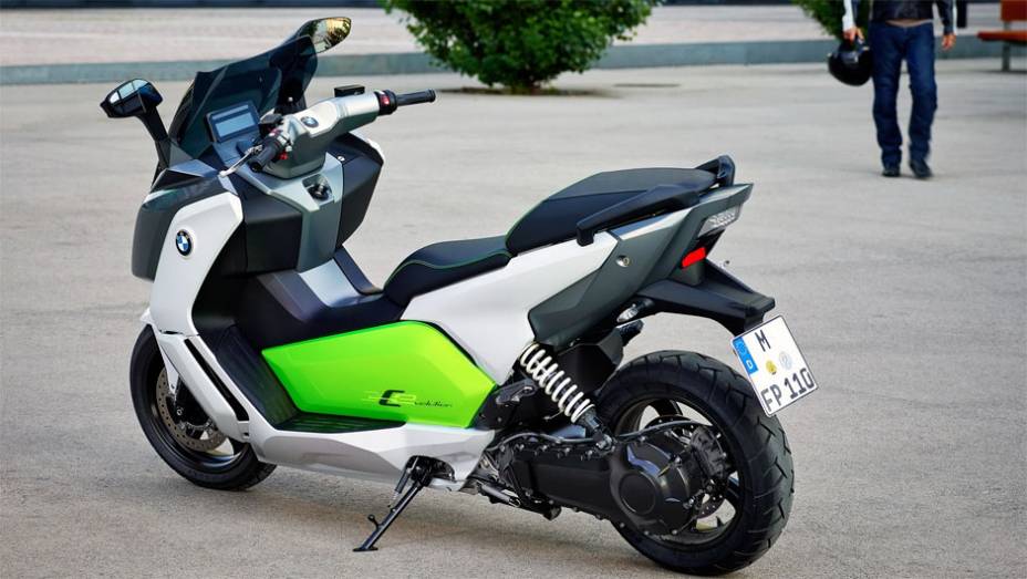 Completamente elétrico, ele faz de 0 a 100 km/h em 6,2 segundos | <a href="https://gutenberg.quatrorodas.abril.com.br/moto/noticias/bmw-mostra-scooter-c-evolution-frankfurt-753657.shtml" rel="migration">Leia mais</a>