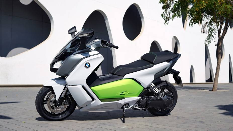 Movido a bateria de íon-lítio de 8 kWh, o scooter desenvolve uma potência máxima de 47 cavalos | <a href="https://gutenberg.quatrorodas.abril.com.br/moto/noticias/bmw-mostra-scooter-c-evolution-frankfurt-753657.shtml" rel="migration">Leia mais</a>