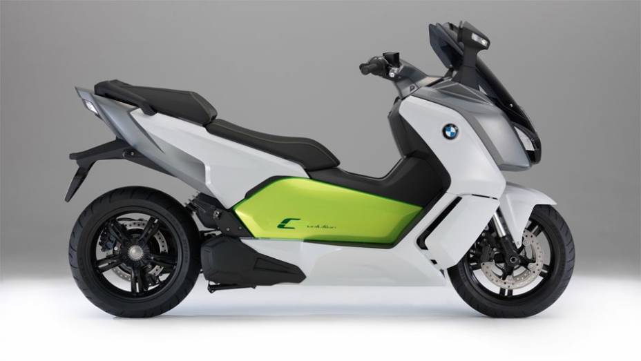 A BMW ainda equipa o C Evolution com um sistema de recuperação de energia por meio da frenagem e até mesmo quando o acelerador deixa de ser ativado | <a href="https://gutenberg.quatrorodas.abril.com.br/moto/noticias/bmw-mostra-scooter-c-evolution-frankfurt-753657.sh" rel="migration"></a>