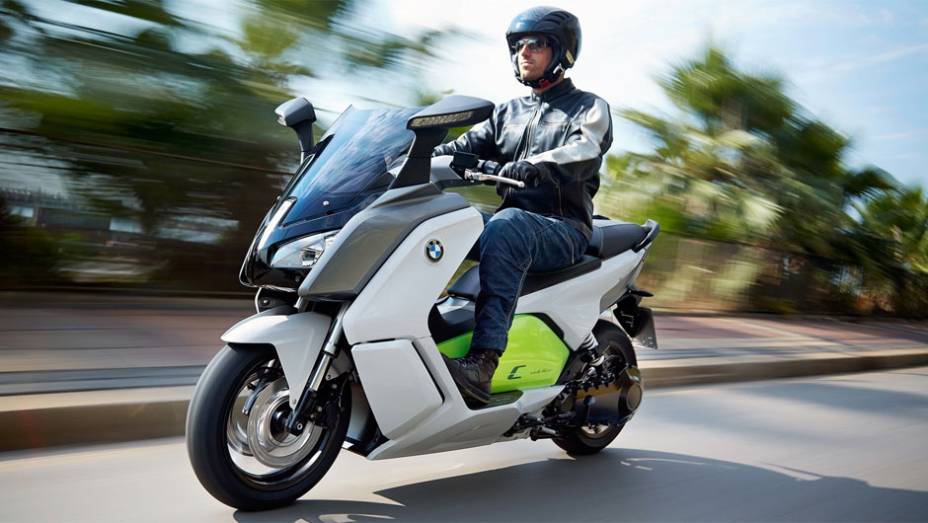 Além da tecnologia de recuperação de energia, o controle de torque está presente no novo scooter da BMW | <a href="https://gutenberg.quatrorodas.abril.com.br/moto/noticias/bmw-mostra-scooter-c-evolution-frankfurt-753657.shtml" rel="migration">Leia mais</a>