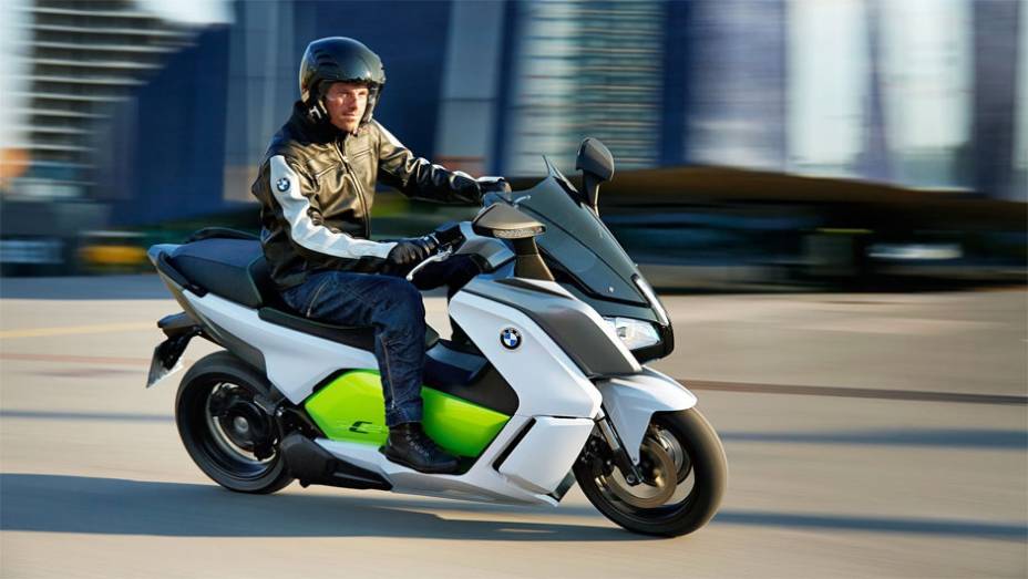 Modelo conta com frios ABS de série e quatro opções de entrega de potência: ROad, Eco Pro, Sail e Dynamic | <a href="https://gutenberg.quatrorodas.abril.com.br/moto/noticias/bmw-mostra-scooter-c-evolution-frankfurt-753657.shtml" rel="migration">Leia mais</a>