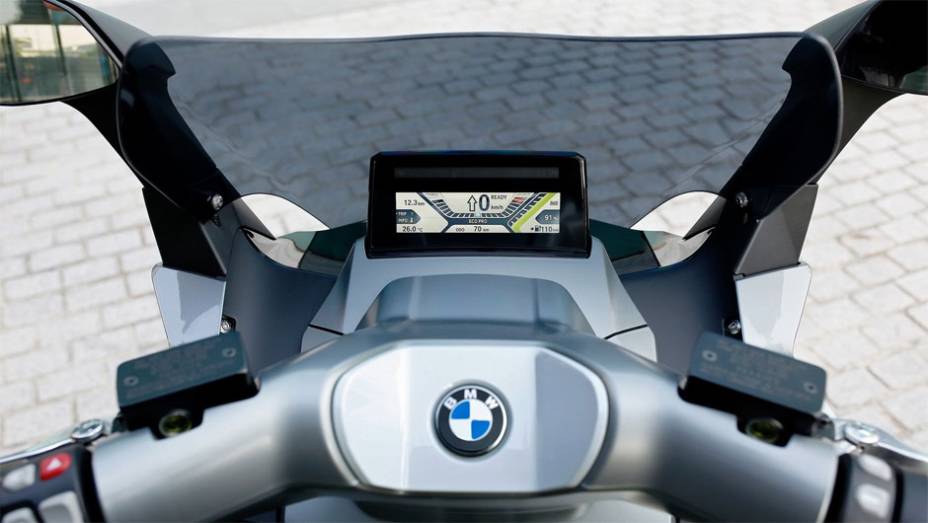 Painel minimalista lembra mais a tela de um GPS | <a href="https://gutenberg.quatrorodas.abril.com.br/moto/noticias/bmw-mostra-scooter-c-evolution-frankfurt-753657.shtml" rel="migration">Leia mais</a>