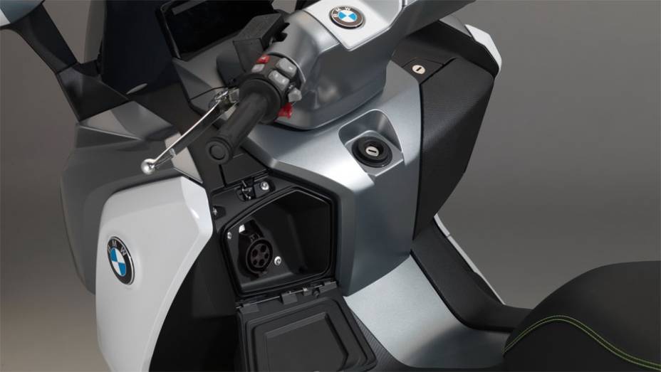 Com a carga completa, após quatro horas plugado em uma tomada de 220 V com uma corrente de 12A, o scooter tem uma autonomia de 100 km | <a href="https://gutenberg.quatrorodas.abril.com.br/moto/noticias/bmw-mostra-scooter-c-evolution-frankfurt-753657.shtml" rel="migration">Leia mais</a>