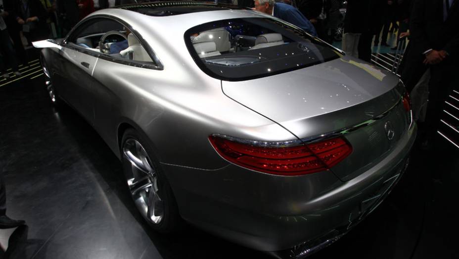 Mercedes-Benz Classe S Coupé | <a href="https://gutenberg.quatrorodas.abril.com.br/saloes/frankfurt/2013/mercedes-benz-classe-s-coupe-753066.shtml" rel="migration">Leia mais</a>