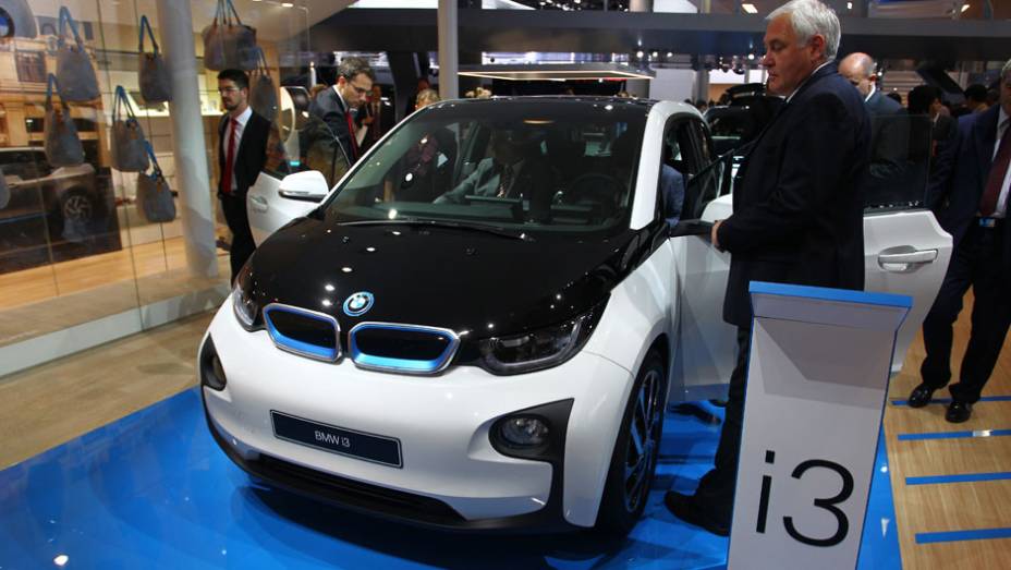 BMW i3 | <a href="https://gutenberg.quatrorodas.abril.com.br/saloes/frankfurt/2013/bmw-i3-753151.shtml" rel="migration">Leia mais</a> | <a href="https://gutenberg.quatrorodas.abril.com.br/galerias/saloes/frankfurt/2013/direto-frankfurt-2013-1-753497.shtml" rel="migration"></a>