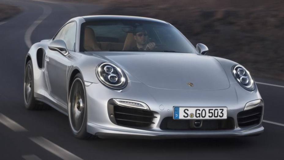 As aguardadas versões nervosas do novo 911, enfim, mostraram a cara | <a href="https://gutenberg.quatrorodas.abril.com.br/saloes/frankfurt/2013/porsche-911-turbo-911-turbo-s-753232.shtml" rel="migration">Leia mais</a>