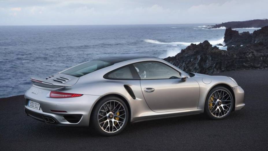 Os novos 911 Turbo e Turbo S utilizam o mesmo motor 3.8 com seis cilindros e injeção direta de combustível, entregando 520 cv e 560 cv | <a href="https://gutenberg.quatrorodas.abril.com.br/saloes/frankfurt/2013/porsche-911-turbo-911-turbo-s-753232.shtml" rel="migration"></a>