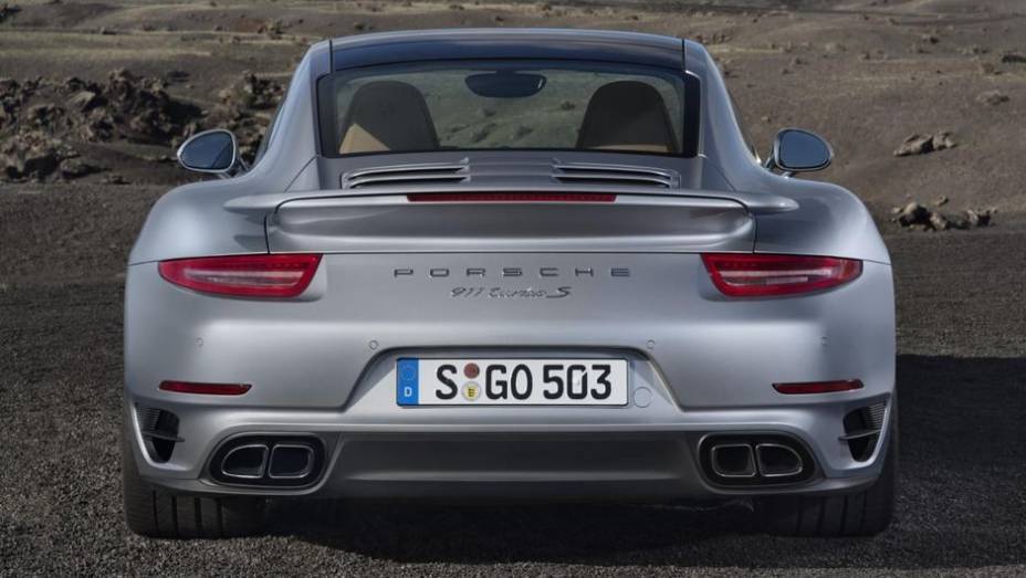 Na velocidade máxima ambos se equivalem, chegando a 318 km/h | <a href="https://gutenberg.quatrorodas.abril.com.br/saloes/frankfurt/2013/porsche-911-turbo-911-turbo-s-753232.shtml" rel="migration">Leia mais</a>