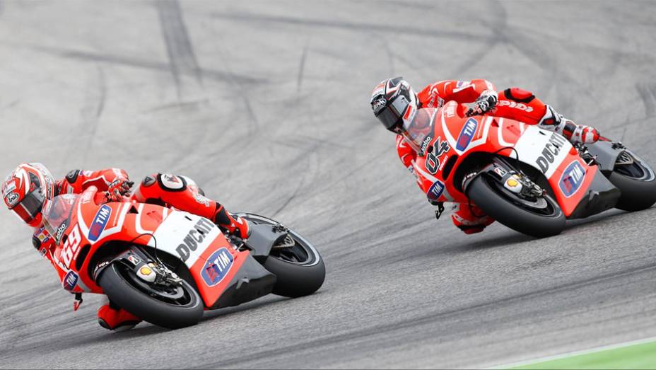 Andrea Dovizioso ficou com o oitavo lugar, à frente de seu companheiro de equipe, Nicky Hayden | <a href="https://gutenberg.quatrorodas.abril.com.br/moto/noticias/motogp-lorenzo-triunfa-misano-754124.shtml" rel="migration">Leia mais</a>