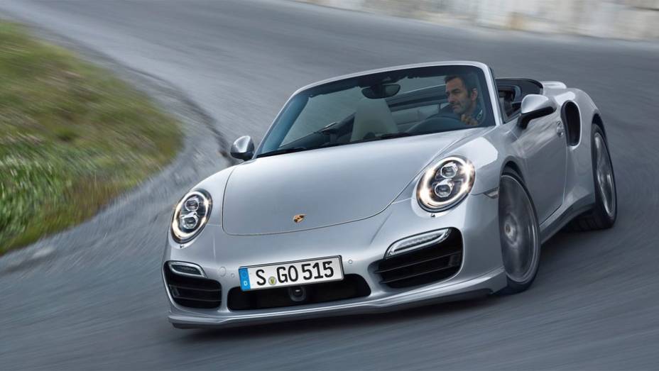 Estreia pública estava prevista apenas para novembro, no Salão de Los Angeles | <a href="https://gutenberg.quatrorodas.abril.com.br/noticias/fabricantes/porsche-revela-911-turbo-turbo-s-cabriolet-754889.shtml" rel="migration">Leia mais</a>