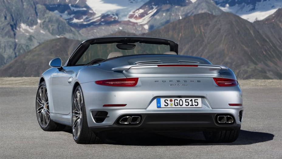 Modelo segue de perto as pegadas dos recentemente introduzidos 911 Turbo e Turbo S Coupe | <a href="https://gutenberg.quatrorodas.abril.com.br/noticias/fabricantes/porsche-revela-911-turbo-turbo-s-cabriolet-754889.shtml" rel="migration">Leia mais</a>