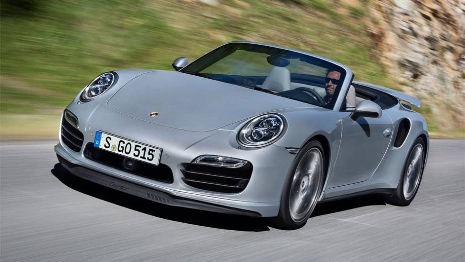 Sua carroceria é 28 milímetros mais larga que a do 911 mais largo que existe, o Carrera 4 | <a href="https://gutenberg.quatrorodas.abril.com.br/noticias/fabricantes/porsche-revela-911-turbo-turbo-s-cabriolet-754889.shtml" rel="migration">Leia mais</a>