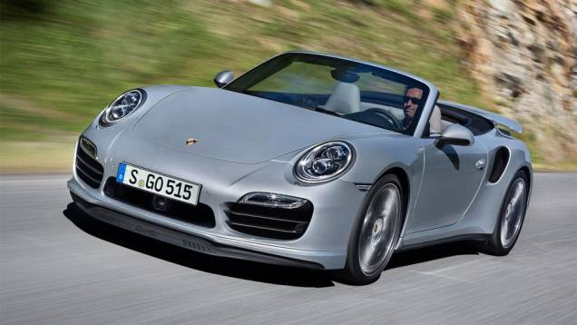 Sua carroceria é 28 milímetros mais larga que a do 911 mais largo que existe, o Carrera 4 | <a href="https://gutenberg.quatrorodas.abril.com.br/noticias/fabricantes/porsche-revela-911-turbo-turbo-s-cabriolet-754889.shtml" rel="migration">Leia mais</a> Sua carroceria é 28 milímetros mais larga que a do 911 mais largo que existe, o Carrera 4 | <a href="https://gutenberg.quatrorodas.abril.com.br/noticias/fabricantes/porsche-revela-911-turbo-turbo-s-cabriolet-754889.shtml" rel="migration">Leia mais</a>