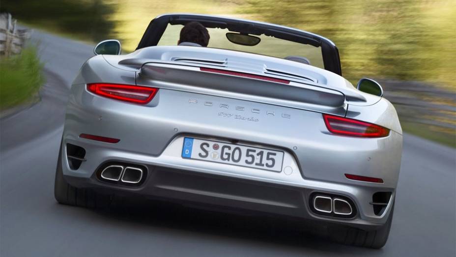 A potência vem de uma nova versão desenvolvida do motor Porsche 3.8 litros turbo com seis cilindros, movido a gasolina, de 520 cavalos e 67,3 mkgf de torque | <a href="https://gutenberg.quatrorodas.abril.com.br/noticias/fabricantes/porsche-revela-911-turbo-turbo-s-c" rel="migration"></a>