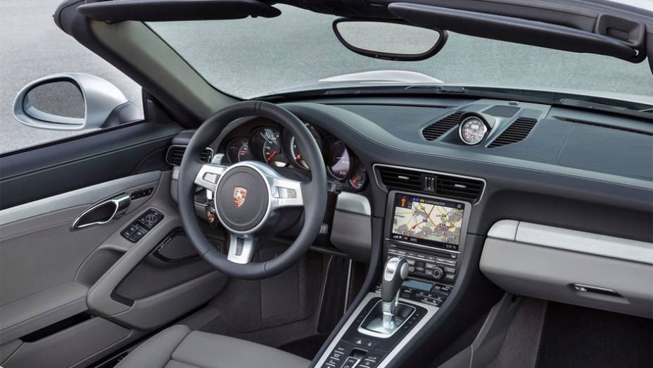 Ele faz de 0 a 100 km/h em 3,5 segundos | <a href="https://gutenberg.quatrorodas.abril.com.br/noticias/fabricantes/porsche-revela-911-turbo-turbo-s-cabriolet-754889.shtml" rel="migration">Leia mais</a>