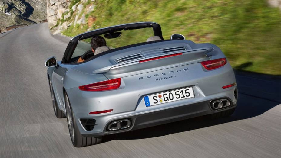 A velocidade máxima divulgada pela Porsche é de 318 km/h | <a href="https://gutenberg.quatrorodas.abril.com.br/noticias/fabricantes/porsche-revela-911-turbo-turbo-s-cabriolet-754889.shtml" rel="migration">Leia mais</a>