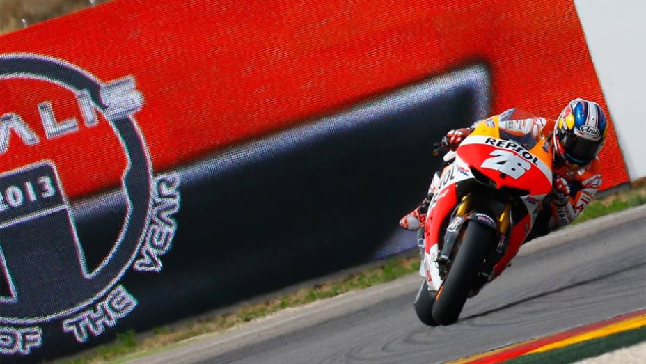 Dani Pedrosa foi o terceiro mais rápido | <a href="https://gutenberg.quatrorodas.abril.com.br/moto/noticias/motogp-marquez-lidera-sexta-feira-aragon-755443.shtml" rel="migration">Leia mais</a>