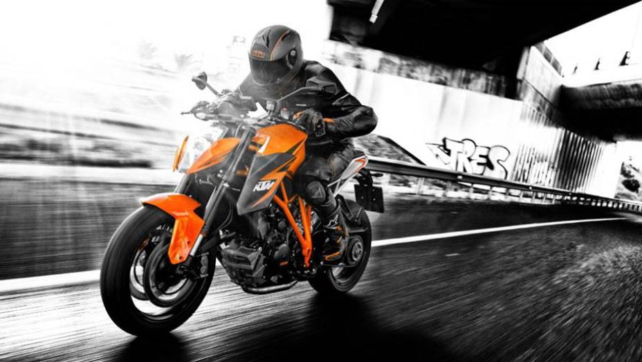 Naked com alma de esportiva desenvolve 180 cavalos de potência | <a href="https://gutenberg.quatrorodas.abril.com.br/moto/noticias/ktm-revela-1290-super-duke-r-2014-755875.shtml" rel="migration">Leia mais</a>