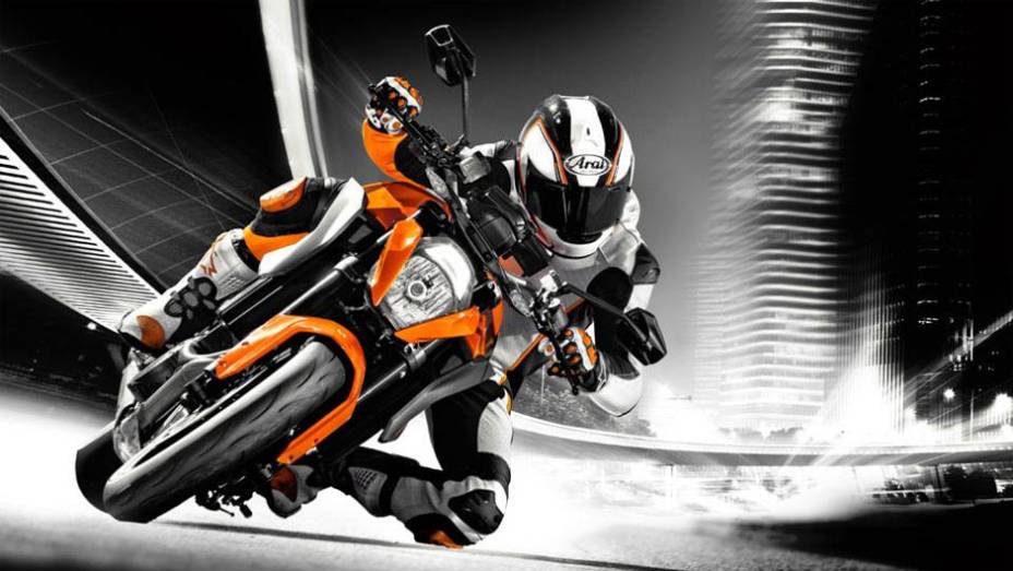 O motor V-Twin a 75° de 1301 cc veio da esportiva RC8 R | <a href="https://gutenberg.quatrorodas.abril.com.br/moto/noticias/ktm-revela-1290-super-duke-r-2014-755875.shtml" rel="migration">Leia mais</a>