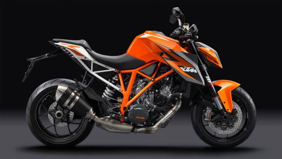 Pesando 189 kg, já em ordem de marcha, não é de se estranhar que a 1290 Super Duke R faz de o 0 a 200 km/h em apenas 7,2 segundos | <a href="https://gutenberg.quatrorodas.abril.com.br/moto/noticias/ktm-revela-1290-super-duke-r-2014-755875.shtml" rel="migration">Leia mais</a>