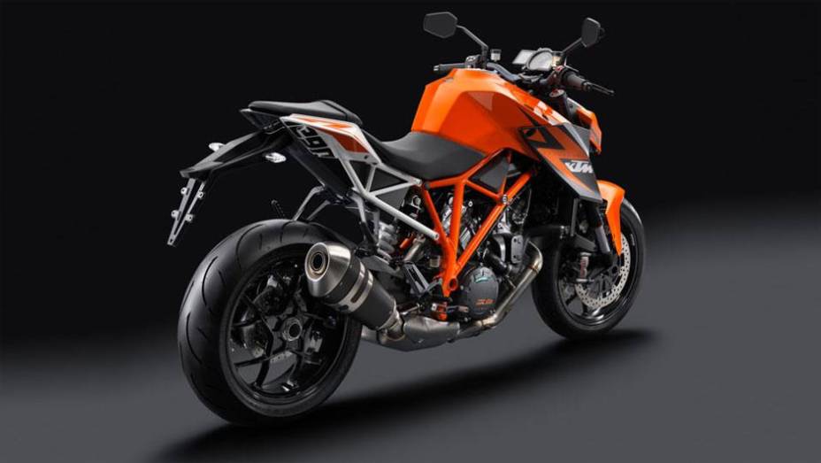 O chassi foi adaptado da RC8 R, assim como a suspensão WP totalmente ajustável | <a href="https://gutenberg.quatrorodas.abril.com.br/moto/noticias/ktm-revela-1290-super-duke-r-2014-755875.shtml" rel="migration">Leia mais</a>