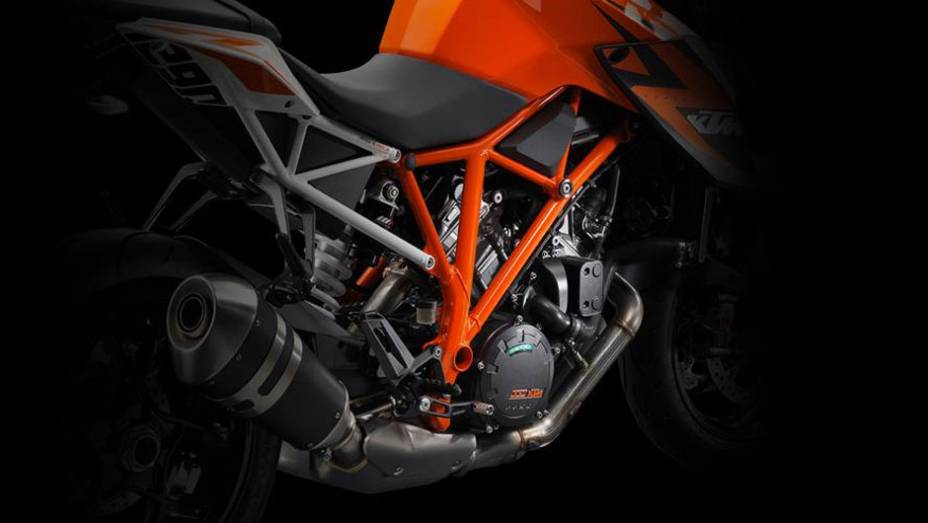 O novo modelo da empresa austríaca tornou-se a naked mais extrema do mercado | <a href="https://gutenberg.quatrorodas.abril.com.br/moto/noticias/ktm-revela-1290-super-duke-r-2014-755875.shtml" rel="migration">Leia mais</a>