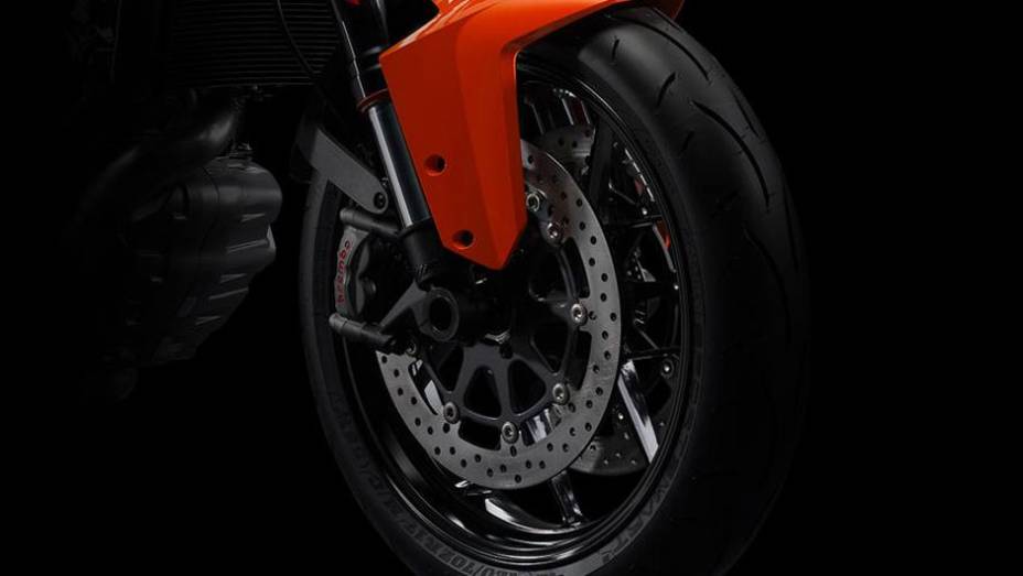 Moto está equipada com freios Brembom com ABS Bosch de série | <a href="https://gutenberg.quatrorodas.abril.com.br/moto/noticias/ktm-revela-1290-super-duke-r-2014-755875.shtml" rel="migration">Leia mais</a>