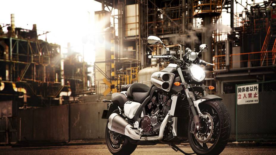 A Yamaha VMax voltou ao Brasil | <a href="https://gutenberg.quatrorodas.abril.com.br/moto/noticias/tmax-destaque-yamaha-salao-duas-rodas-756402.shtml" rel="migration">Leia mais</a>