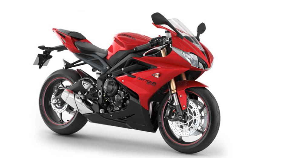 Depois de apresentar a Daytona 675R em maio de 2013, a Triumph revelou o preço da versão mais mansa da esportiva | <a href="https://gutenberg.quatrorodas.abril.com.br/moto/noticias/triumph-daytona-675-chega-r-41-900-781670.shtml" rel="migration">Leia mais</a>