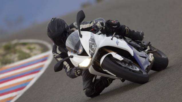 Motocicleta já está disponível nas concessionárias, em três cores: Preto Phantom/Grafite, Branco Crystal/Azul Sapphire e Vermelho Diablo/Preto Jet | <a href="https://gutenberg.quatrorodas.abril.com.br/moto/noticias/triumph-daytona-675-chega-r-41-900-781670.shtml" rel="migration">Le</a> Motocicleta já está disponível nas concessionárias, em três cores: Preto Phantom/Grafite, Branco Crystal/Azul Sapphire e Vermelho Diablo/Preto Jet | <a href="https://gutenberg.quatrorodas.abril.com.br/moto/noticias/triumph-daytona-675-chega-r-41-900-781670.shtml" rel="migration">Le</a>