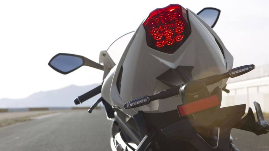 Triumph Daytona 675 | <a href="https://gutenberg.quatrorodas.abril.com.br/moto/noticias/triumph-daytona-675-chega-r-41-900-781670.shtml" rel="migration">Leia mais</a>