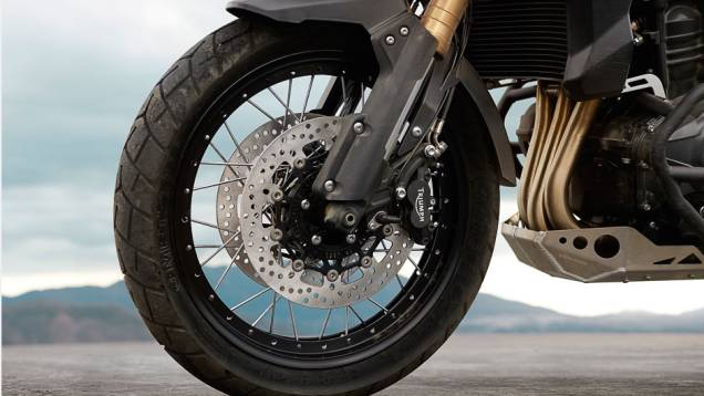 Detalhe do disco duplo de freio com pinças Nissin e sistema ABS | <a href="https://gutenberg.quatrorodas.abril.com.br/moto/noticias/triumph-revela-lancamentos-salao-duas-rodas-756393.shtml" rel="migration">Leia mais</a> Detalhe do disco duplo de freio com pinças Nissin e sistema ABS | <a href="https://gutenberg.quatrorodas.abril.com.br/moto/noticias/triumph-revela-lancamentos-salao-duas-rodas-756393.shtml" rel="migration">Leia mais</a>