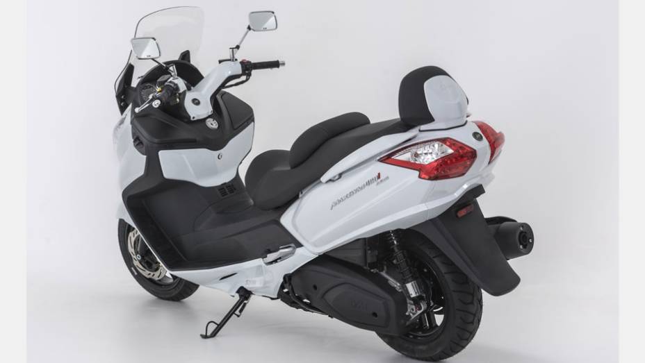 Maxsym 400i conta com um motor de 400 cm³ com injeção eletrônica, refrigeração líquida e quatro válvulas | <a href="https://gutenberg.quatrorodas.abril.com.br/moto/noticias/dafra-apresenta-novos-modelos-salao-duas-rodas-756438.shtml" rel="migration">Leia mais</a>