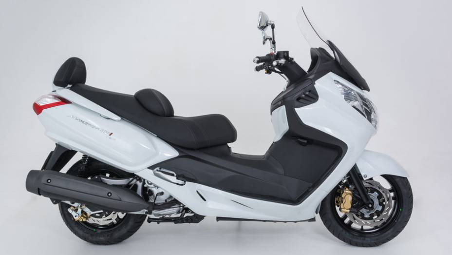 Modelo est&aacute; equipado com rodas aro de 15 e 14 polegadas | <a href="https://gutenberg.quatrorodas.abril.com.br/moto/noticias/dafra-apresenta-novos-modelos-salao-duas-rodas-756438.shtml" rel="migration">Leia mais</a>