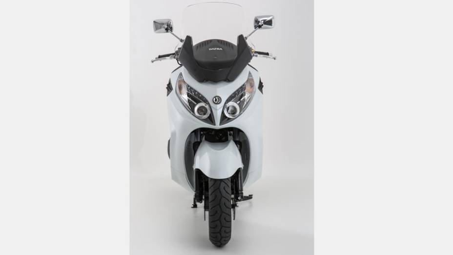Os far&oacute;is duplos e as lanternas em LED valorizam o conjunto e aumentam a capacidade de ilumina&ccedil;&atilde;o e a seguran&ccedil;a | <a href="https://gutenberg.quatrorodas.abril.com.br/moto/noticias/dafra-apresenta-novos-modelos-salao-duas-rodas-756438.shtml" rel="migration">Leia mais</a>