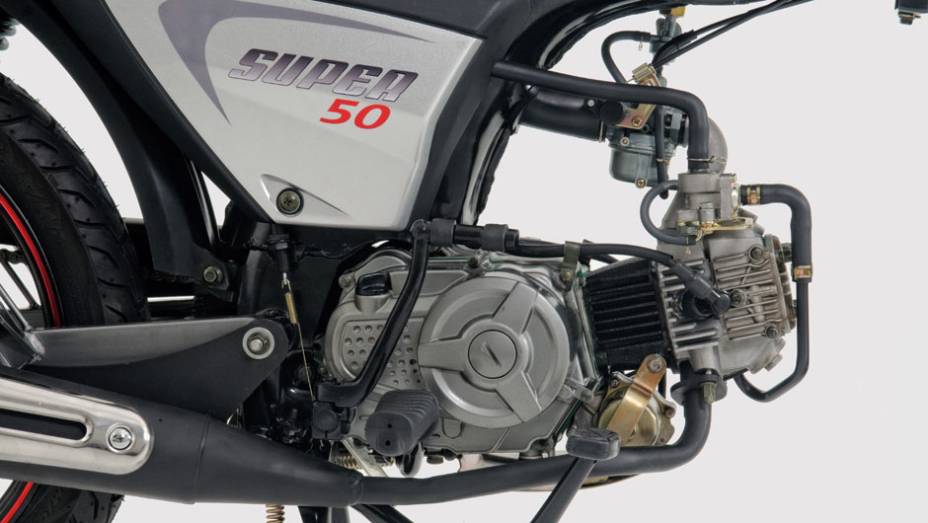 Segundo a Dafra, o motor de 49,5 cm³ e 3,2 cavalos de potência faz 50 km com apenas um litro de combustível. Moto já está nas concessionárias por R$ 3.990,00 | <a href="https://gutenberg.quatrorodas.abril.com.br/moto/noticias/dafra-apresenta-novos-modelos-salao-dua" rel="migration"></a>