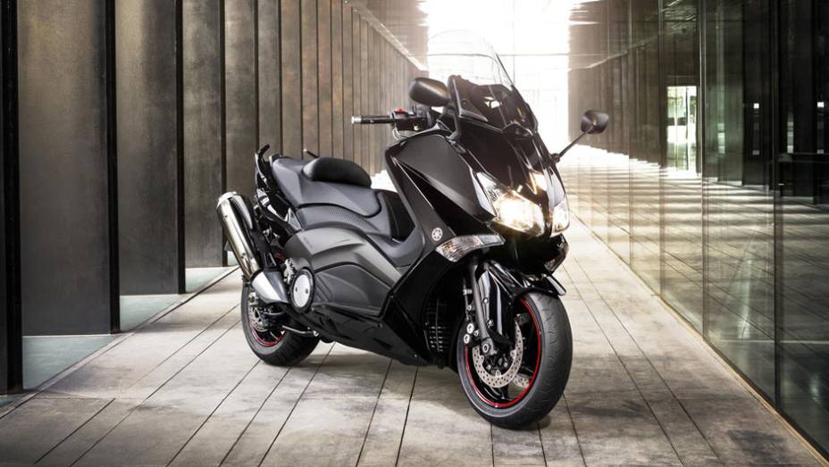 Modelo estar&aacute; dispon&iacute;vel a partir de dezembro | <a href="https://gutenberg.quatrorodas.abril.com.br/moto/noticias/tmax-destaque-yamaha-salao-duas-rodas-756402.shtml" rel="migration">Leia mais</a>