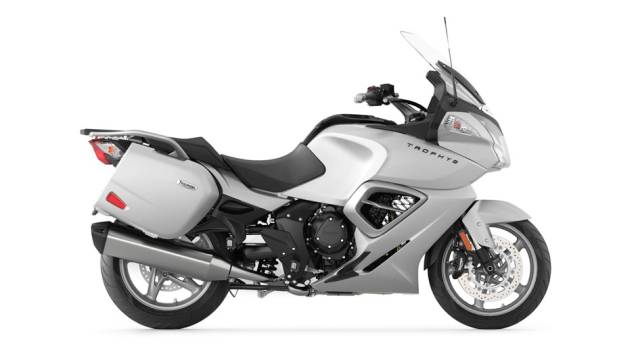 Seu motor é o mesmo três cilindros de 1.215 cc que equipa a Tiger Explorer | <a href="https://gutenberg.quatrorodas.abril.com.br/moto/noticias/triumph-revela-lancamentos-salao-duas-rodas-756393.shtml" rel="migration">Leia mais</a> Seu motor é o mesmo três cilindros de 1.215 cc que equipa a Tiger Explorer | <a href="https://gutenberg.quatrorodas.abril.com.br/moto/noticias/triumph-revela-lancamentos-salao-duas-rodas-756393.shtml" rel="migration">Leia mais</a>