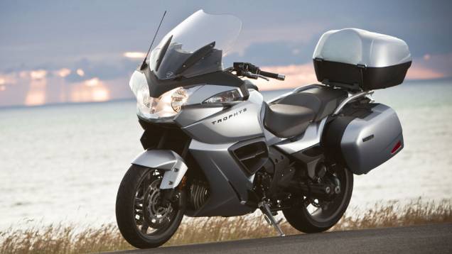 Triumph Trophy SE estará disponível no Brasil a partir de dezembro por R$ 79.900,00 | <a href="https://gutenberg.quatrorodas.abril.com.br/moto/noticias/triumph-revela-lancamentos-salao-duas-rodas-756393.shtml" rel="migration">Leia mais</a> Triumph Trophy SE estará disponível no Brasil a partir de dezembro por R$ 79.900,00 | <a href="https://gutenberg.quatrorodas.abril.com.br/moto/noticias/triumph-revela-lancamentos-salao-duas-rodas-756393.shtml" rel="migration">Leia mais</a>