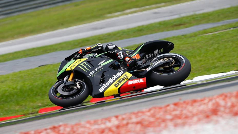 Bradley Smith abre a terceira fila, em sétimo | <a href="https://gutenberg.quatrorodas.abril.com.br/moto/noticias/motogp-marquez-conquista-pole-malasia-756881.shtml" rel="migration">Leia mais</a>