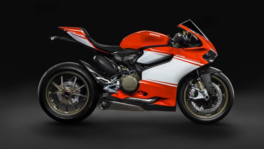 Baseada na 1199 Panigale R, motocicleta é edição limitada a 500 unidades | <a href="https://gutenberg.quatrorodas.abril.com.br/moto/noticias/ducati-revela-nova-1199-superleggera-757832.shtml" rel="migration">Leia mais</a>